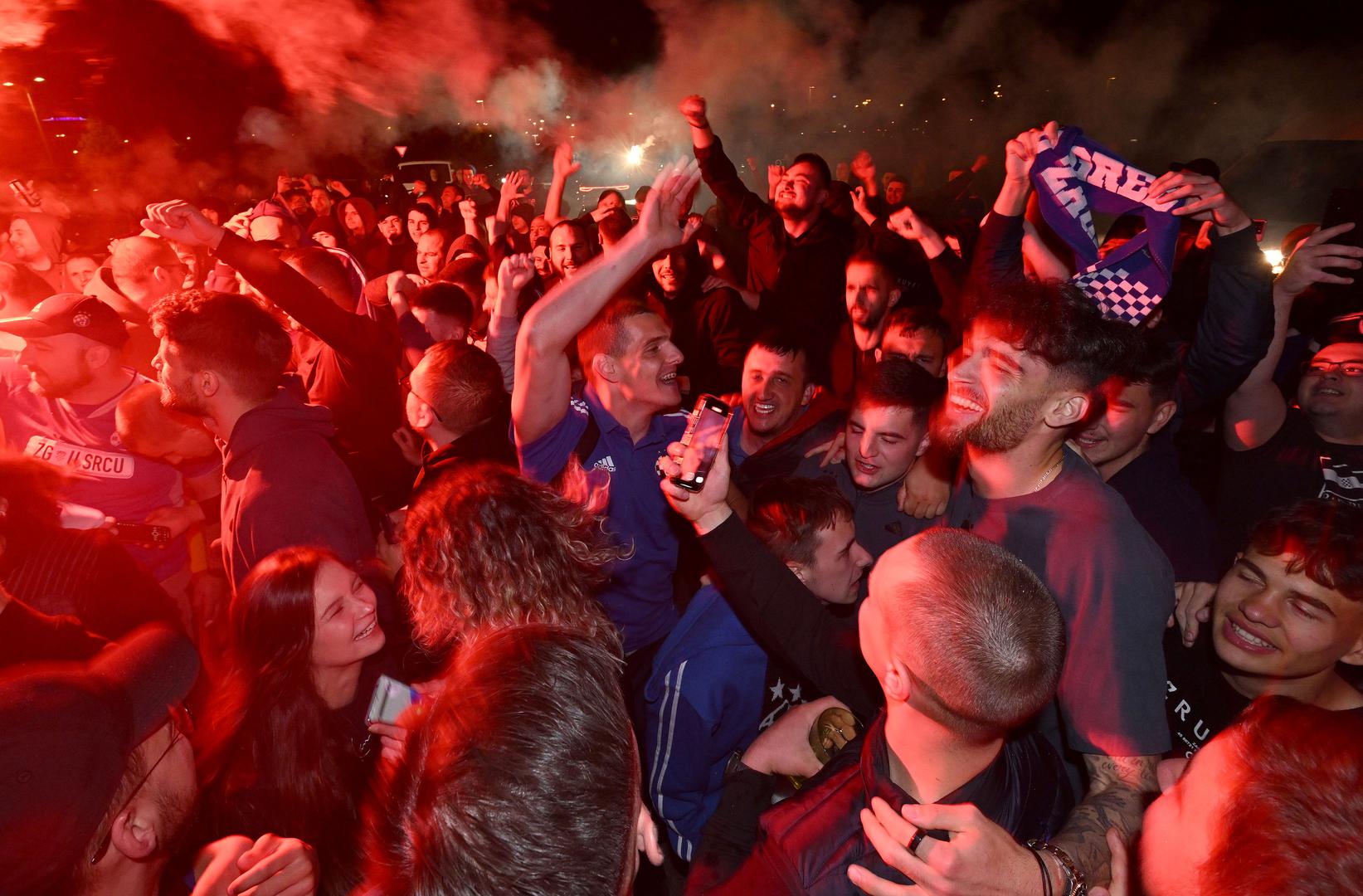 Dinamovci su u Maksimir stigli oko jedan sat iza ponoći, a dočekalo ih je nekoliko stotina navijača. Palile su se baklje i pjevalo.