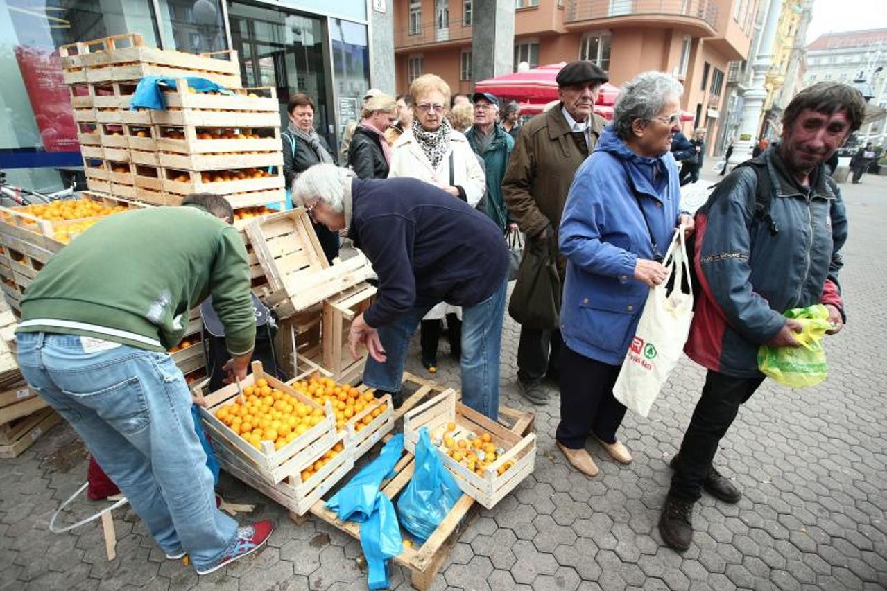 Zagreb: Povodom Svjetskog dana borbe protiv siromaštva Caritas dijelio voće na Trgu