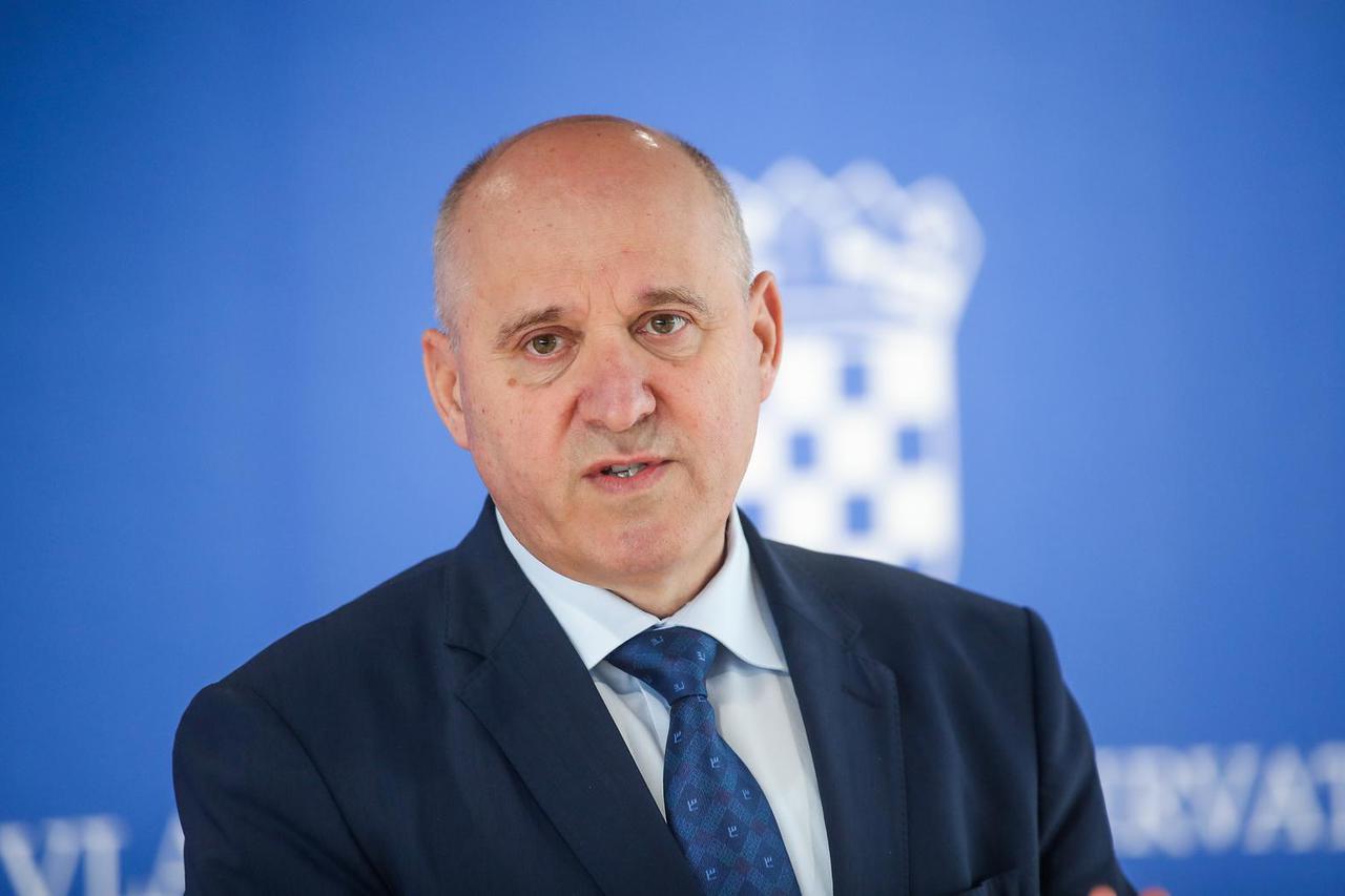Zagreb: Ministar graditeljstva Branko Bačić dao je izjavu medijima nakon sjednice Stručnog savjeta za obnovu