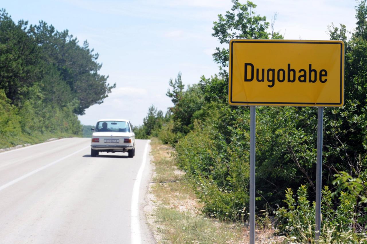 \'24.06.2010., Dugobabe, Split- Reportaza o Dugobabama ako Dugobabe ne dobiju koncesiju za kamenolom zavrsit ce na prosjackom stapu putokaz na cesti u Dugobabama. Photo: Nino Strmotic/PIXSELL\'