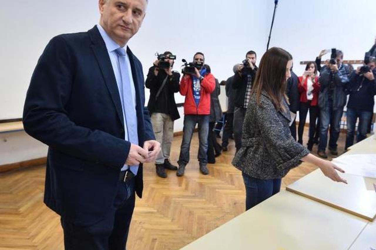 Tomislav Karamarko na glasovanju s kćeri Lanom 