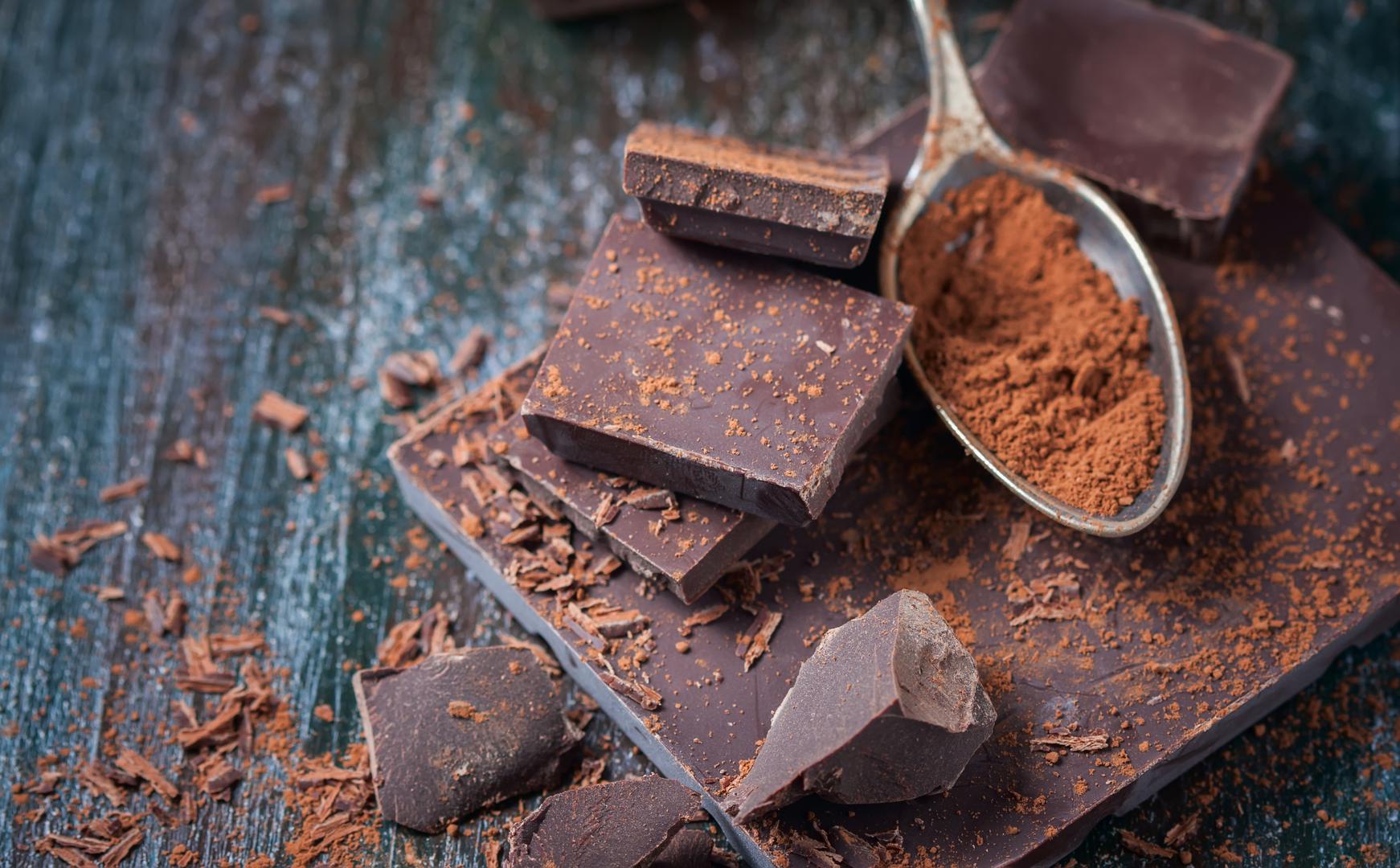 Tamna čokolada: Iako su voće i povrće vitalni za vašu prehranu, život se svodi na ravnotežu—a prema medicinskim stručnjacima, određeni slatkiši također mogu poboljšati izgled vaše kože. ‘Jedite tamnu čokoladu’, preporučuje plastični kirurg Anthony Youn, ‘Tamna čokolada je puna polifenola i antioksidansa i odlična je za vašu kožu’.  Međutim, trebali biste biti sigurni da čokolada koju uzmete sadrži najmanje 70 do 80 posto kakaovca. ‘Sve manje od toga vjerojatno će sadržavati previše šećera da bi bilo dobro za vas’, objašnjava Youn.