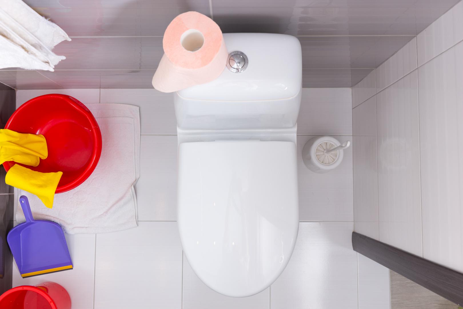 Uporni miris urina iz vašeg WC-a: Ireland je rekla da miris amonijaka ili urina može biti znak slomljenog voštanog prstena na dnu vaše WC školjke. Voštani prsten bi trebao biti vodonepropusna brtva koja sprječava izlazak kanalizacijskog plina u prostoriju. "Moglo bi curiti ispod WC školjke, a vi nećete shvatiti da curi sve dok se ne pojavi mrlja na stropu ili dok ne počne izlaziti s dna WC školjke", rekao je Ireland. “Kada uđem u kupaonicu i osjetim taj miris, uvijek provjerim ljulja li se WC školjka. Jer obično ako se ljulja, to je siguran znak da imate slomljen voštani prsten", dodao je.