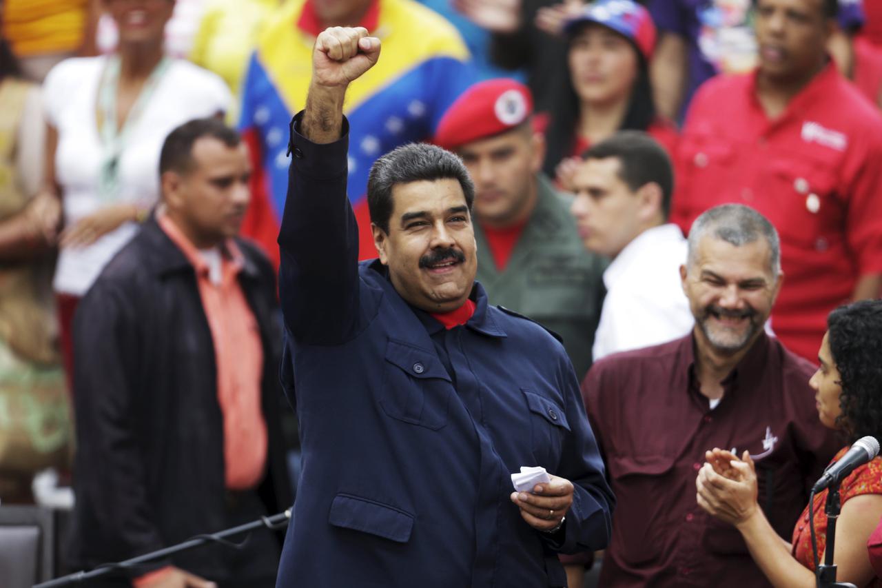 Venezuela's President Nicolas Maduro (C) greets supporters as he arrives to a rally against the opposition's law granting titles of property to beneficiaries of Mission Housing, a low-income social housing project, in Caracas April 14, 2016. REUTERS/Marco