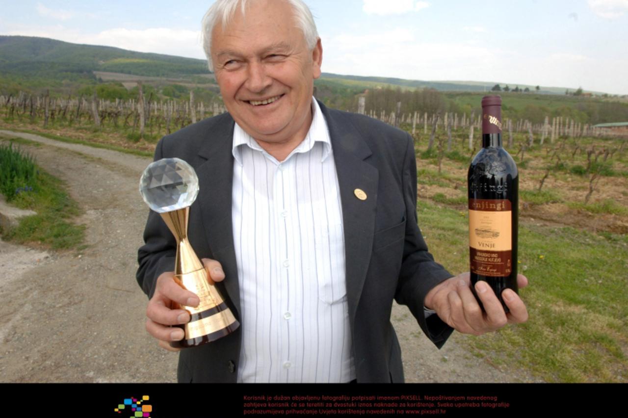 '20.04.2011., Hrnjevac - Ivan Enjingi je dobitnik medjunarodnog priznanja za razvoj kvalitete u ekoloskom vinarstvu. Priznanje je nedavno primio u Parizu. Ivo s priznanjem i vinom Venje. Photo: Dusko 