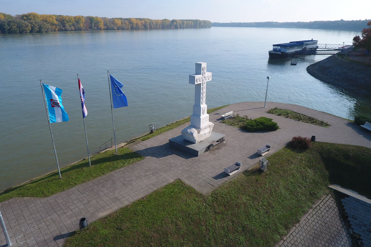 Vukovar: Spomen križ na ušću Vuke u Dunav