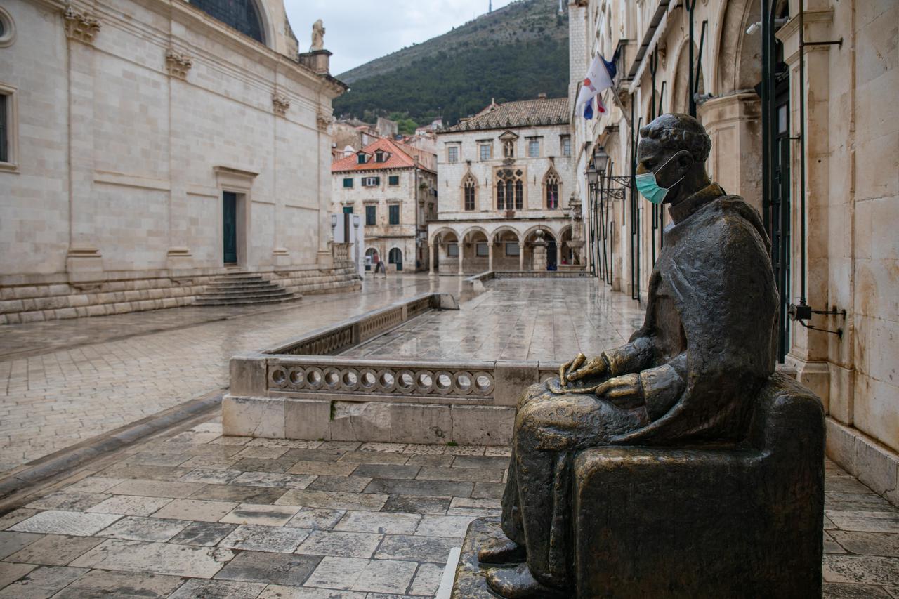 Dubrovnik: Spomenik Marinu Držiću sa zaštitnom maskom