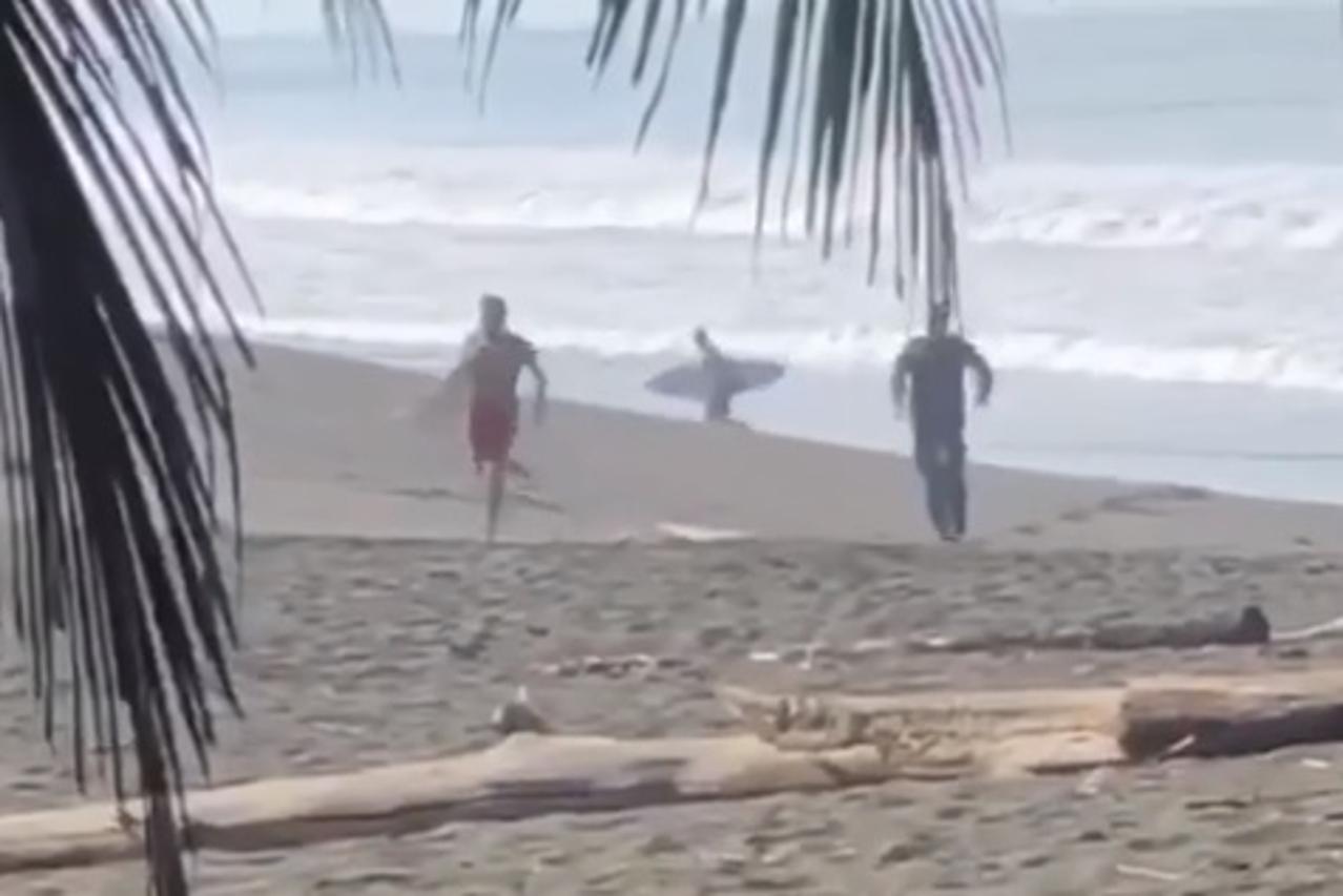 Policajac puca prema surferu u bijegu