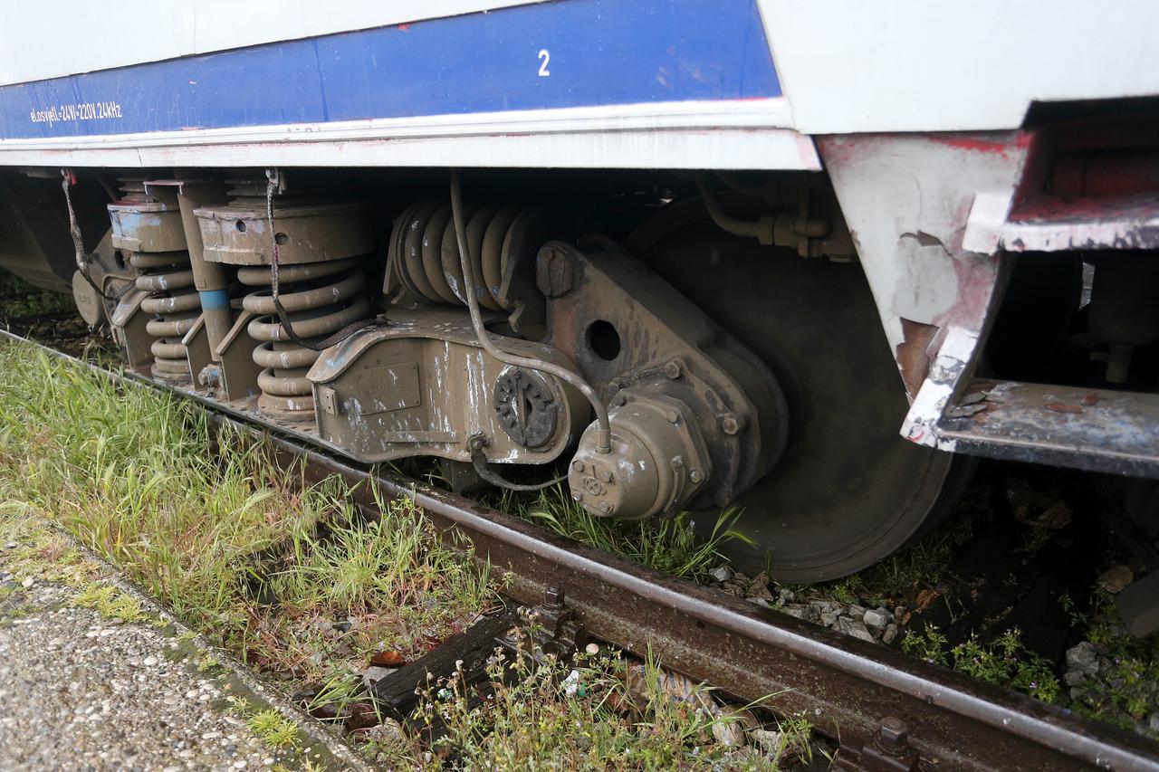 Zagreb: Putnički vlak se bez kočenja na Glavnom kolodvoru zabio u betonski blok