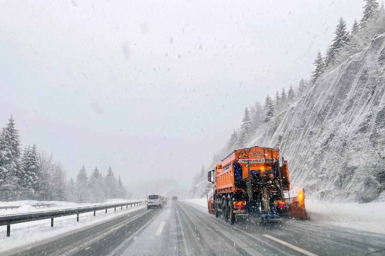 Gusti snijeg i poledica otežavaju prometovanje na autocesti A6 Zagreb - Rijeka