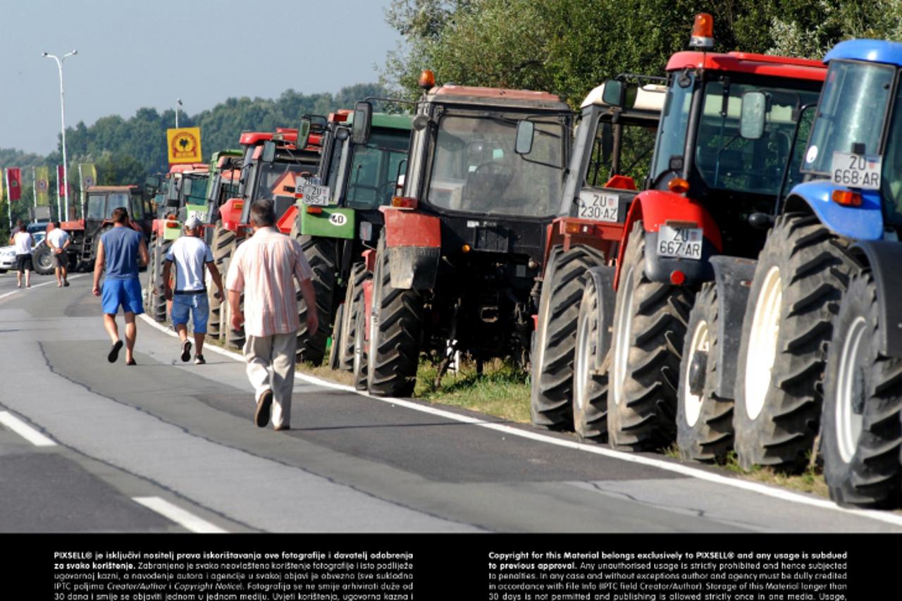 '09.08.2013., Zupanja - Nezadovoljni seljaci blokirali su drzavnu cestu koja vodi prema granicnom prijelazu Orasje.  Photo: Goran Ferbezar/PIXSELL'