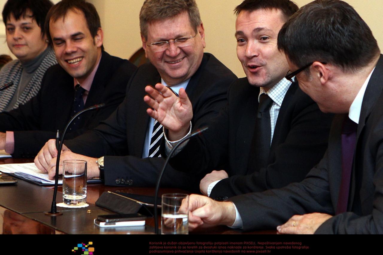 '04.12.2012., Zagreb - Pregovaracki timovi Vlade i Sindikata javnih sluzbi sastali su se u Banskim dvorima cime su nastavljeni pregovori o sklapanju temeljnog kolektivnog ugovora za sluzbenike i namje