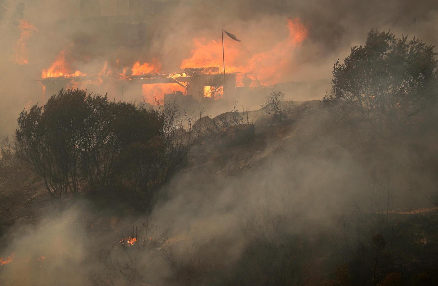 Houses burn amid the spread of wildfires in Vina del Mar, Chile February 3, 2024. REUTERS/Rodrigo Garrido Photo: RODRIGO GARRIDO/REUTERS