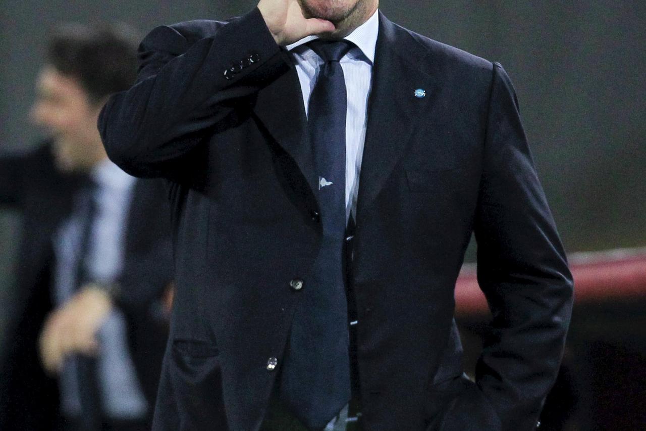 Napoli's coach Rafael Benitez reacts during the Europa League quarter-final second leg soccer match against VfL Wolfsburg at San Paolo stadium in Naples April 23, 2015. REUTERS/Ciro De Luca
