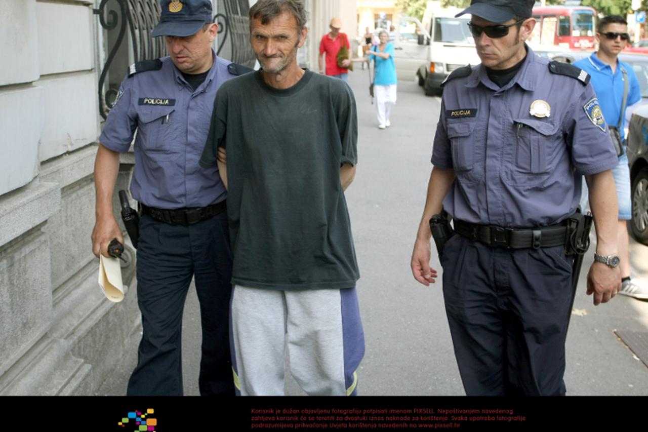 '21.06.2012., Osijek - Policija privodi osumnjicenika za ubojstvo Dijane Vuckovac u Djakovu. Bezivotno tijelo zene, odjevene u musku odjecu, pronadjeno je u otvorenom sahtu skrivenom u zbunju. Osumnji
