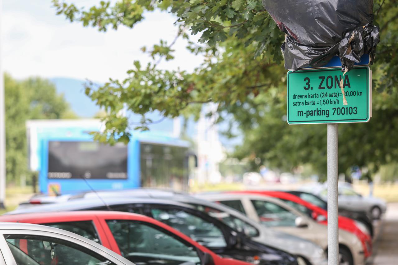 28.06.2016., Zagreb - Na aveniji Gojka Suska prema bolnici Dubrava od ponedeljka pocinje naplata parkiranja.  Photo: Igor Soban/PIXSELL