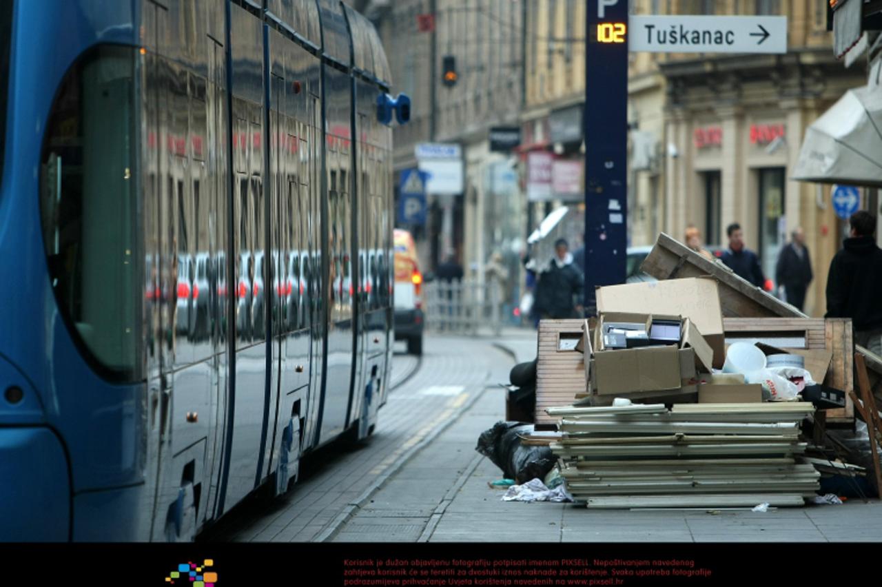 '25.10.2010., Ilica, Zagreb - Odvoz glomaznog otpada docekali su i stanari najduze ulice u Zagrebu.  Photo: Sanjin Strukic/PIXSELL'