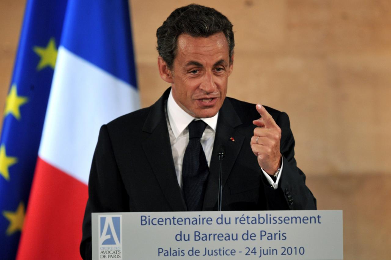 'France\'s President Nicolas Sarkozy delivers a speech during a ceremony commemorating the bicentennial restoration of the Paris Bar at the Paris justice hall June 24, 2010.  REUTERS/Philippe Wojazer 