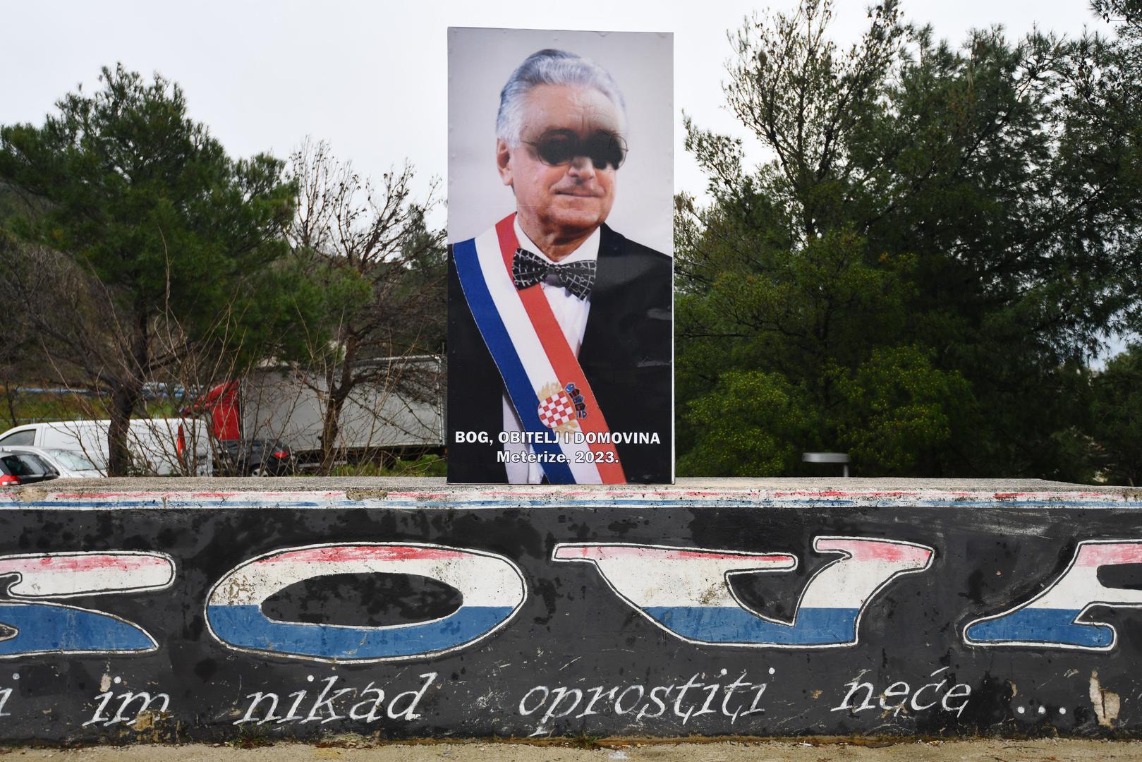Naime, netko je odlučio crnim sprejom prešarati oči Tuđmanu, na velikoj fotografiji koja je postavljena u šibenskom kvartu Meterize. 