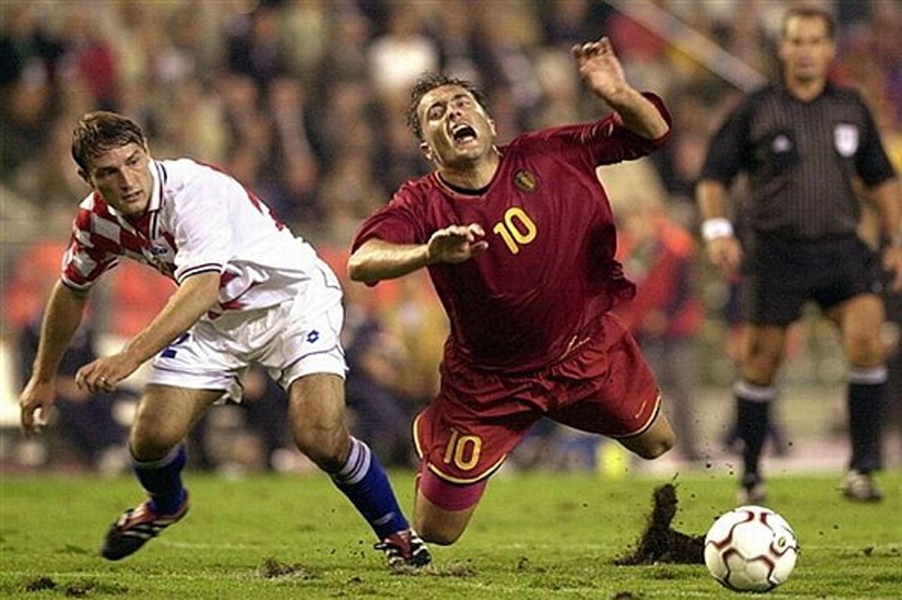 \'Belgian Red Devil Branko Strupar (C) is tackled by Croatian Robert Kovac (L) 02 September 2000 during their World Cup 2002 qualification match at Brussels\' King Baudouin stadium.\'