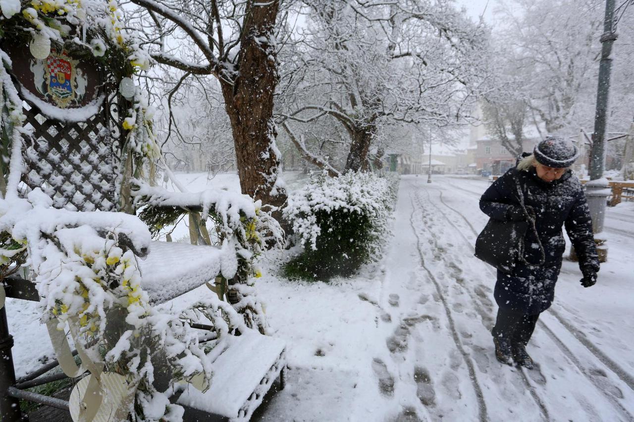 Od ranih jutarnjih sati u Karlovcu pada gusti snijeg koji je brzo zabijelio prometnice i parkove
