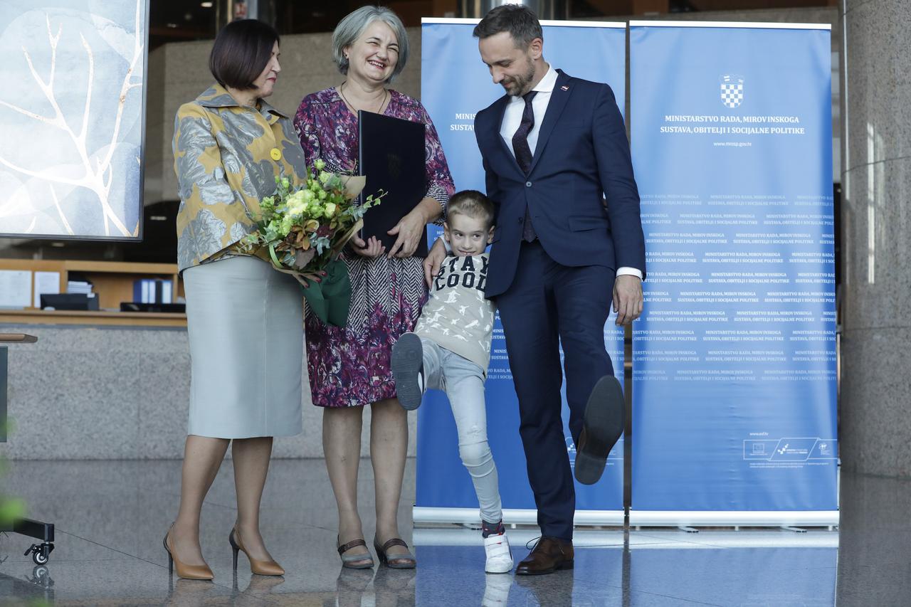 Zagreb: Ministar Marin Piletić zabavljao se s dječakom na dodjeli nagrada za udomiteljstvo