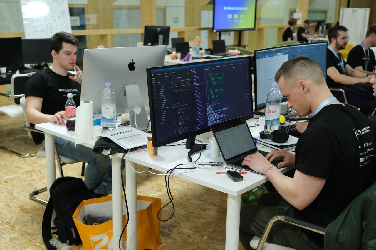 Zagreb: Hackathon po noći
