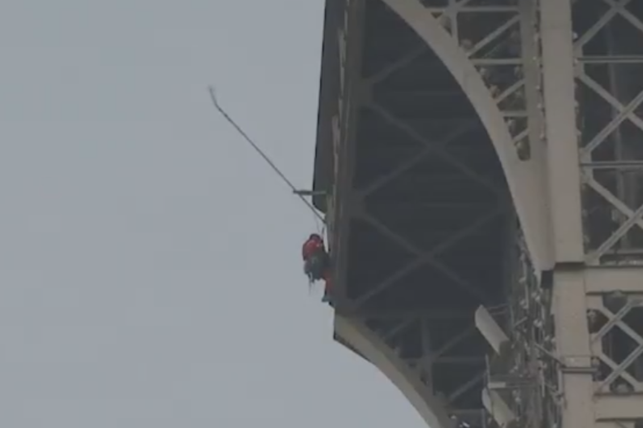 Čovjek se penje na Eiffelov toranj