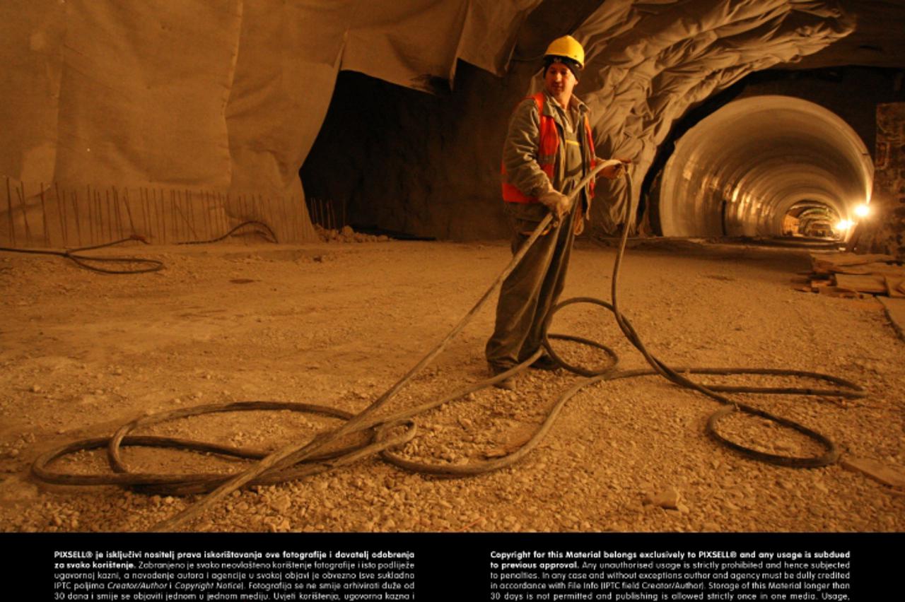 '21.01.2011.,Biokovo - Prije tocno godinu dana probijanjem glavne tunelske cijevi dogodio se povjesni dan za stanovnike Zabiokovlja.Danas se u tunelu i dalje radi i to vise na juznom dijelu gdje je u 