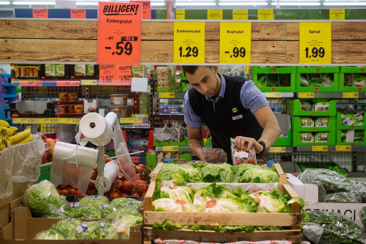 Staff member Kristian Divic  organises the vegetable sales stands in a branch store of supermarket food discounter Lidl in Stuttgart, Germany, 3 March 2015. Photo: Marijan Murat/dpa/DPA/PIXSELL