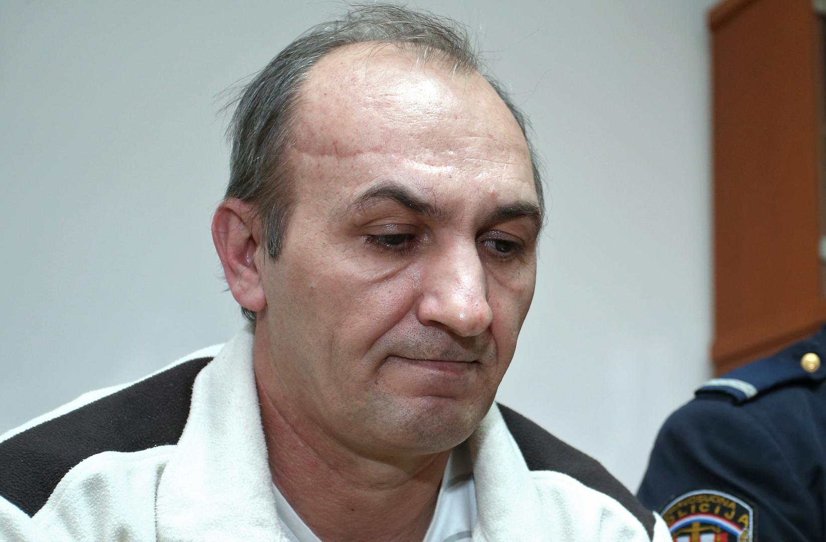 Fejzo Hodić (50) pravomoćno je 2016. osuđen na 32 godine zatvora zbog bestijalnog ubojstva vlastite supruge.
