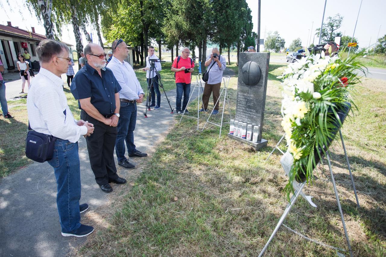 Osijek: Polaganje vijenaca u znak sjećanja na poginulog snimatelja Zarka Kaića