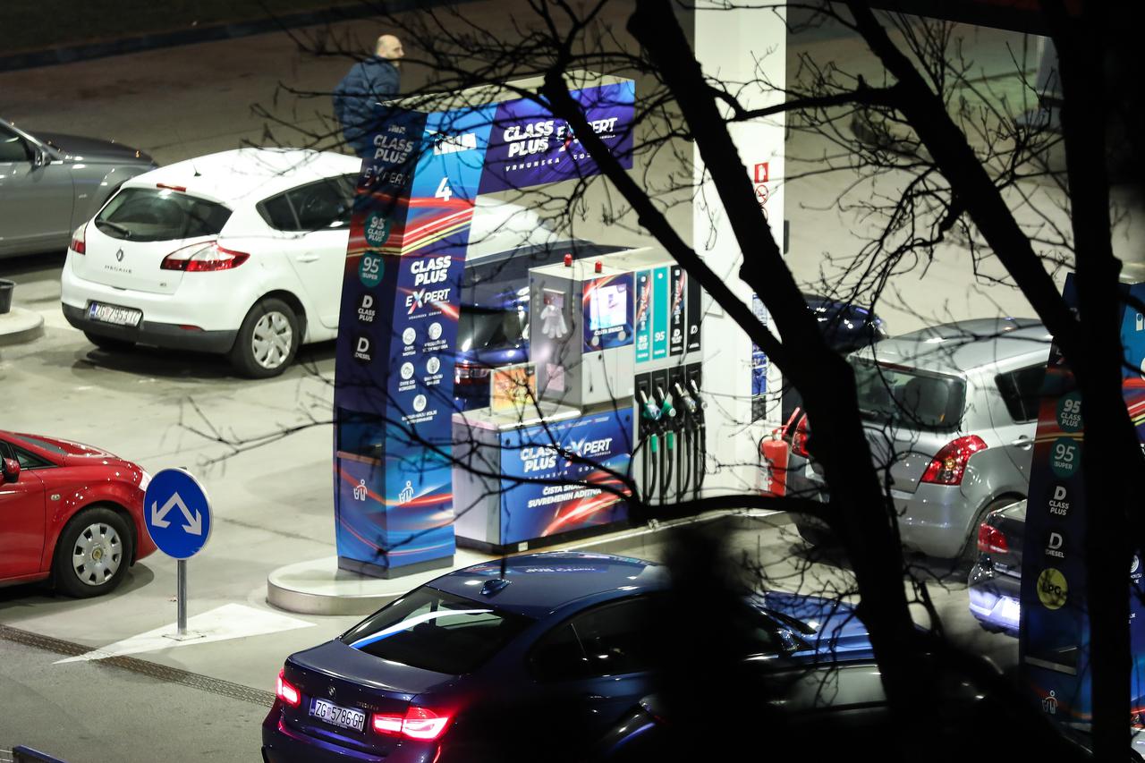 Zagreb: Nema prevelikih gužvi na benzinskim pumpama iako sutra raste cijena goriva