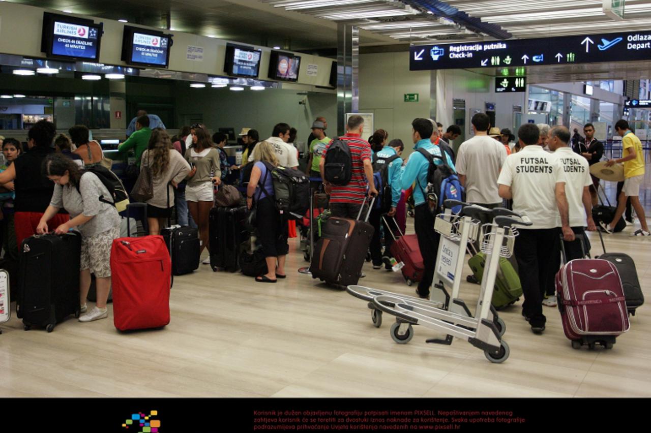 '16.07.2012., Zagreb - U ljetnim mjesecima je pojacan promet putnika u zracnoj luci. Putnici na aerodromu. Photo: Borna Filic/PIXSELL'