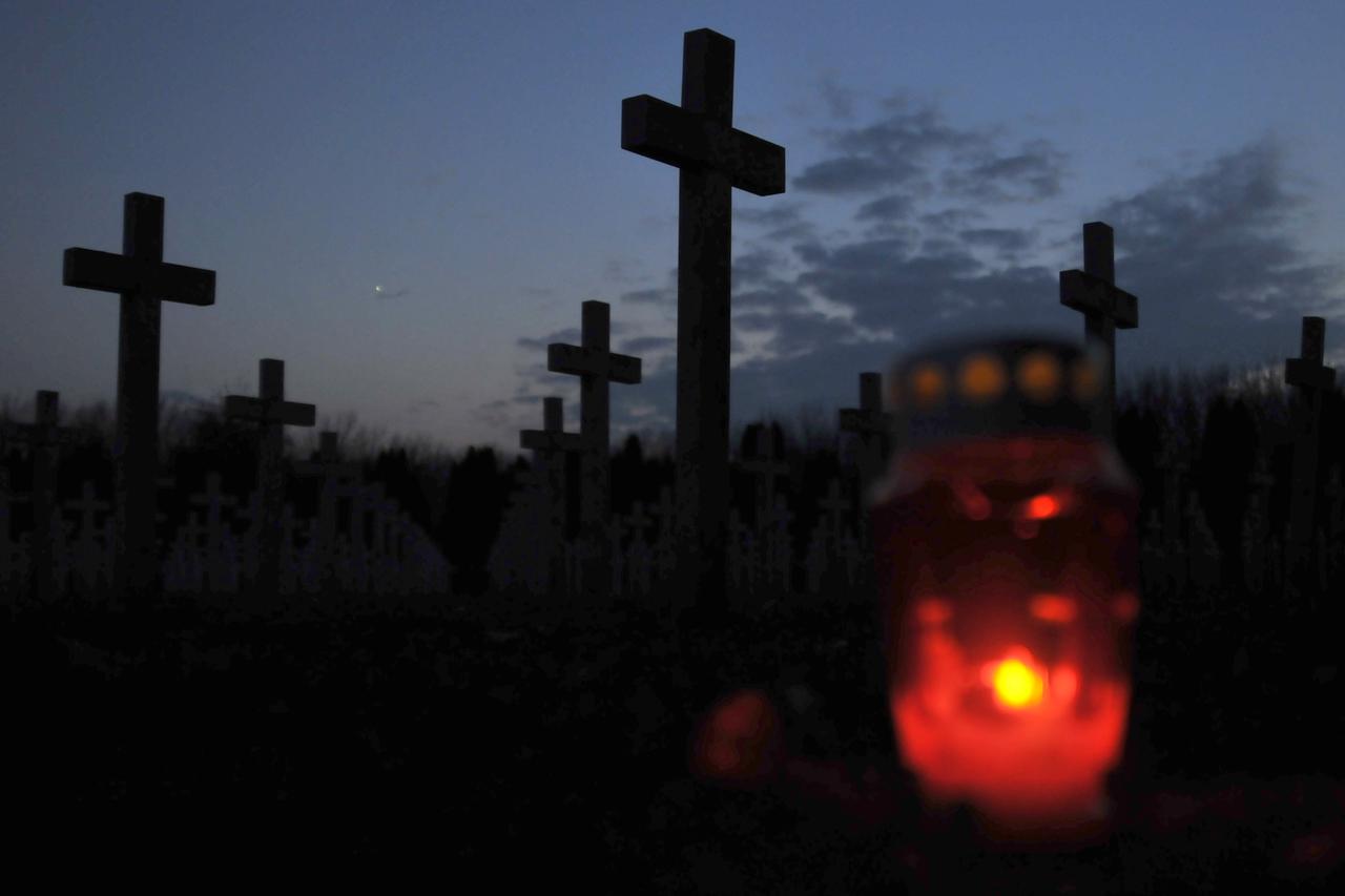 Vukovar: Povodom dana  Svih svetih gra?ani posjetili grobove svojih pokojnih