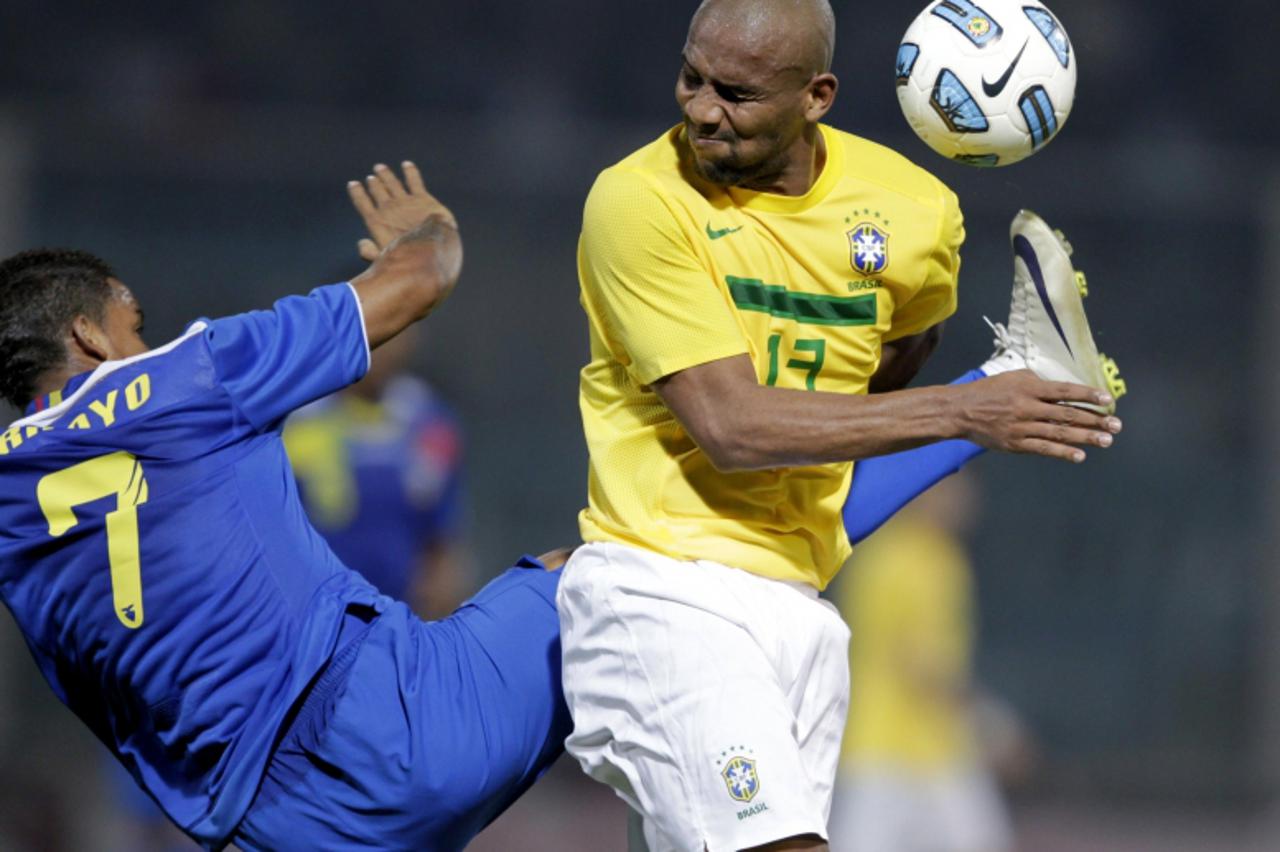 'Brazil\'s Maicon Douglas (R) battles for the ball with Ecuador\'s Michael Arroyo in the first round of the Copa America soccer tournament in Cordoba July 13, 2011. REUTERS/Andres Stapff (ARGENTINA - 