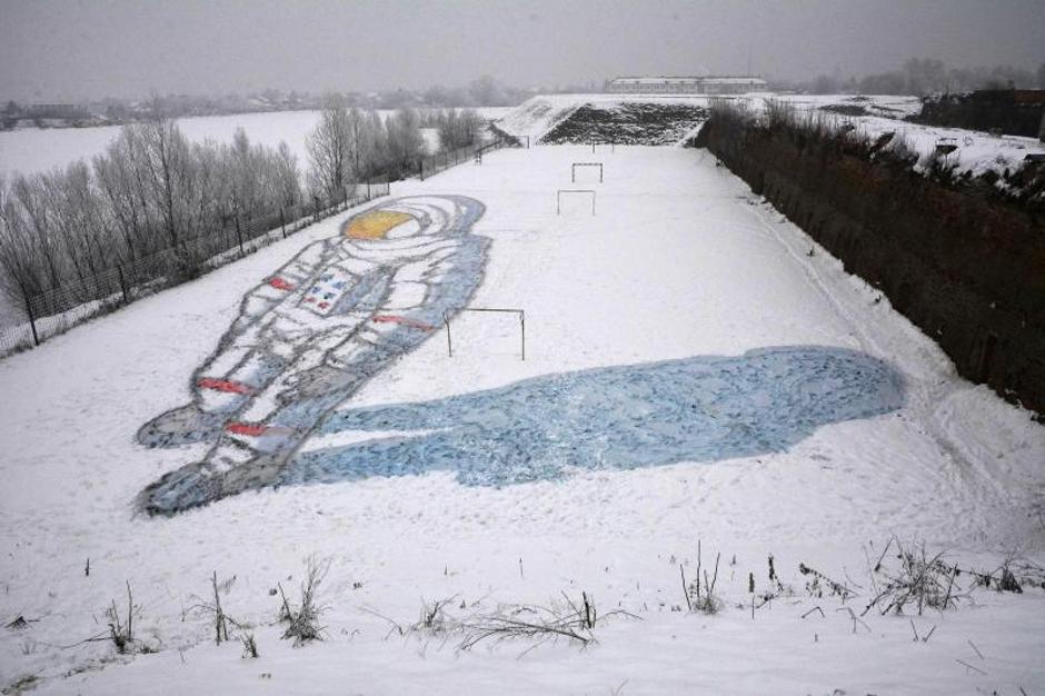 Slavonski Brod: Filip Mrvelj na Tvrđavi naslikao 3D sliku astronauta na snijegu