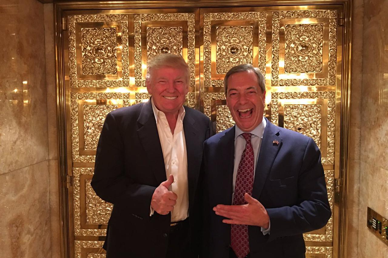 Zajednička fotografija Trumpa i Faragea ispred pozlaćenog lifta u Trumpovu tornju u New Yorku digla je živac mnogima u Europi