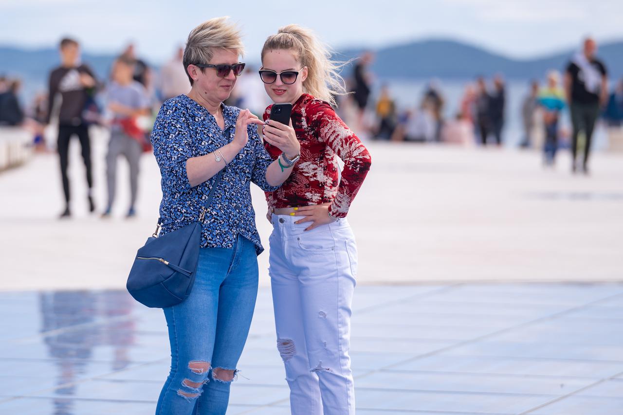 Zadar: Građani i turisti gradom prošetali u dugim rukavima