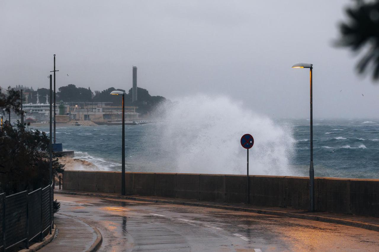 Split: Olujno jugo prebacuje valove preko ulaza u ACI marinu