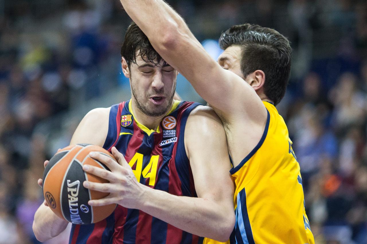 Barcelona's Ante Tomic (L) and Berlin's Marko Banic (R) fight for the ball in the Basketball Euroleague Men's Group B Game between ALBA Berlin and FC Barcelona in the o2 World in Berlin, Germany, 02 January 2015. Photo: Lukas Schulze/dpa/DPA/PIXSELL