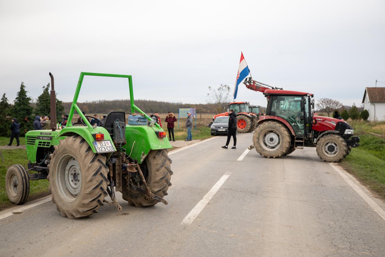 Prosvjed svinjogojaca u selu Potnjani, na cesti od Đakova prema Našicama