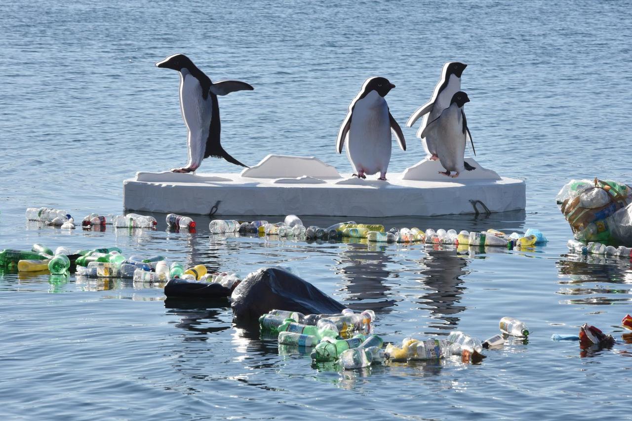 Šibenik: Na plaži Banj postavljena instalacija koja ukazuje na globalno zatopljenje i štetnost  plastike u moru