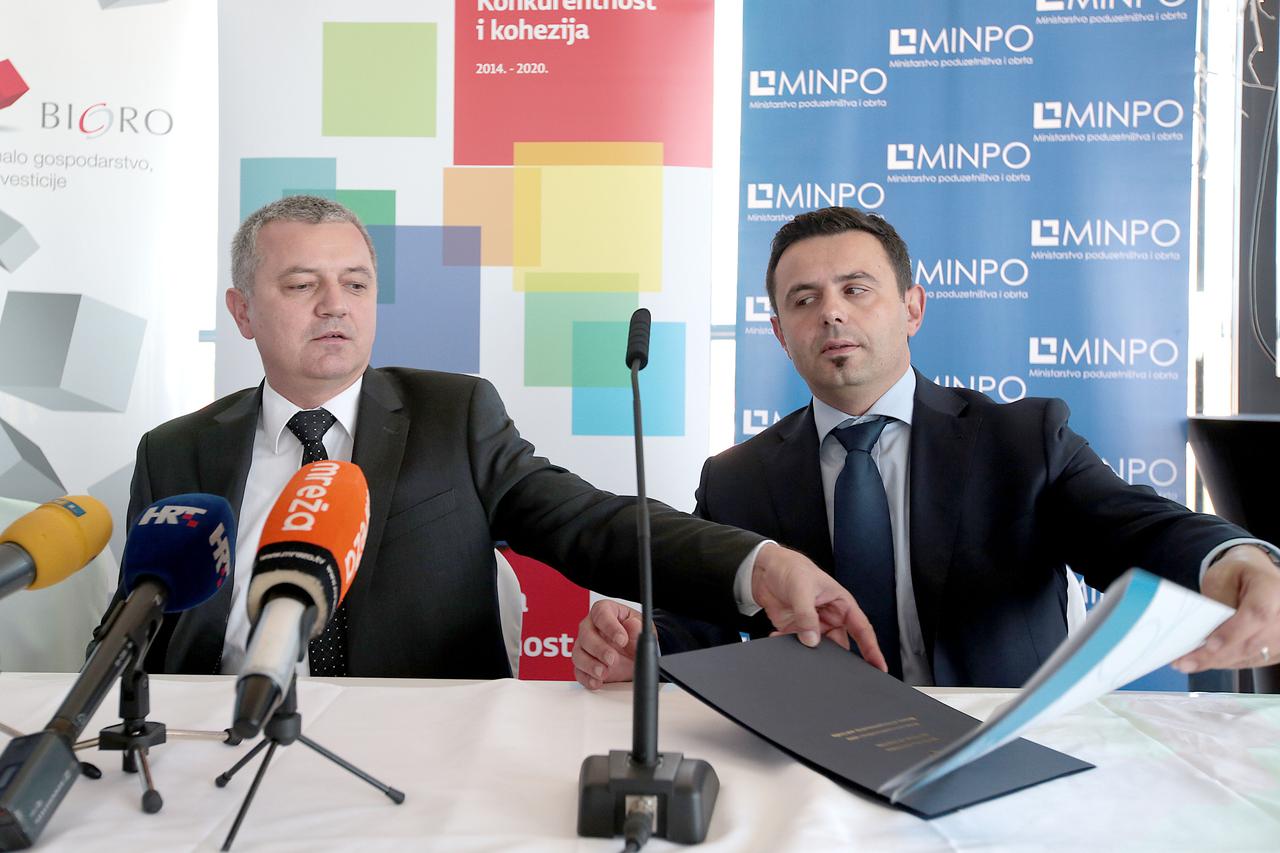 Ministar Darko Horvat i predsjednik uprave HAMAG-BICRO-a Vjeran Vrbanec na dodjeli potpora