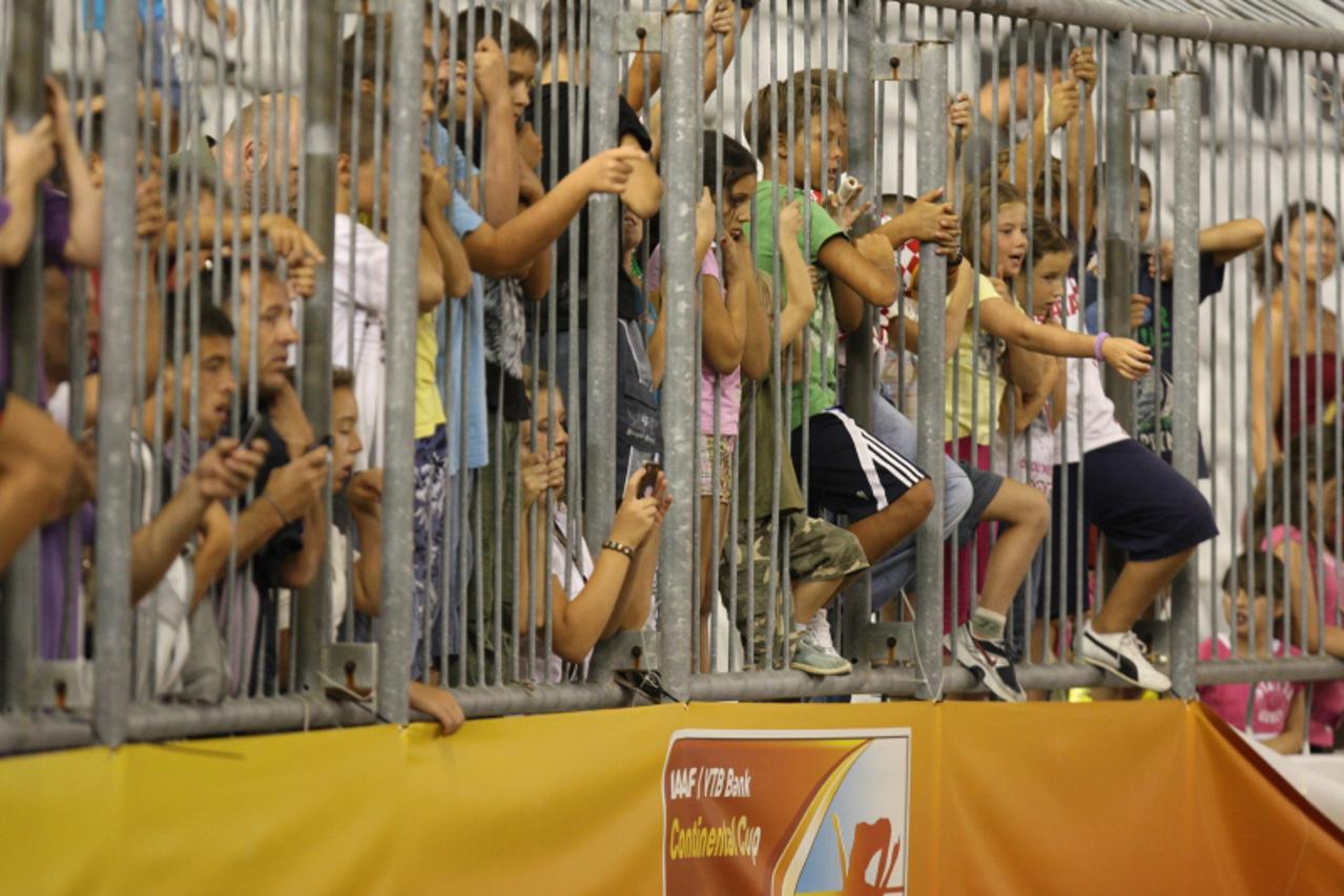 '04.09.2010.,Split - Na stadionu Poljud poceo je dvodnevni atletski Kup kontinenata na kojem sudjeluje oko 400 najboljih atleticara iz cijelog svijeta. Malisani na sjevernoj tribini promatraju utrku 4