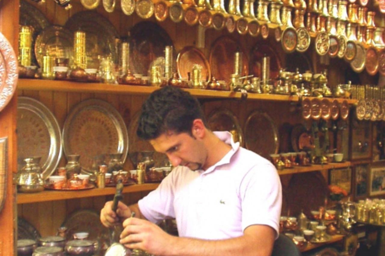 \'BIH-12.08.2004 Sarajevo  bascarsija Brojnim posjetiteljima na Bascarsiji  zanimljivi su majstori koji rucno izradjuju metalne predmete za kucanstvo tj.dzezve za kavu,fildjane i sl. Snimio Frano Mati