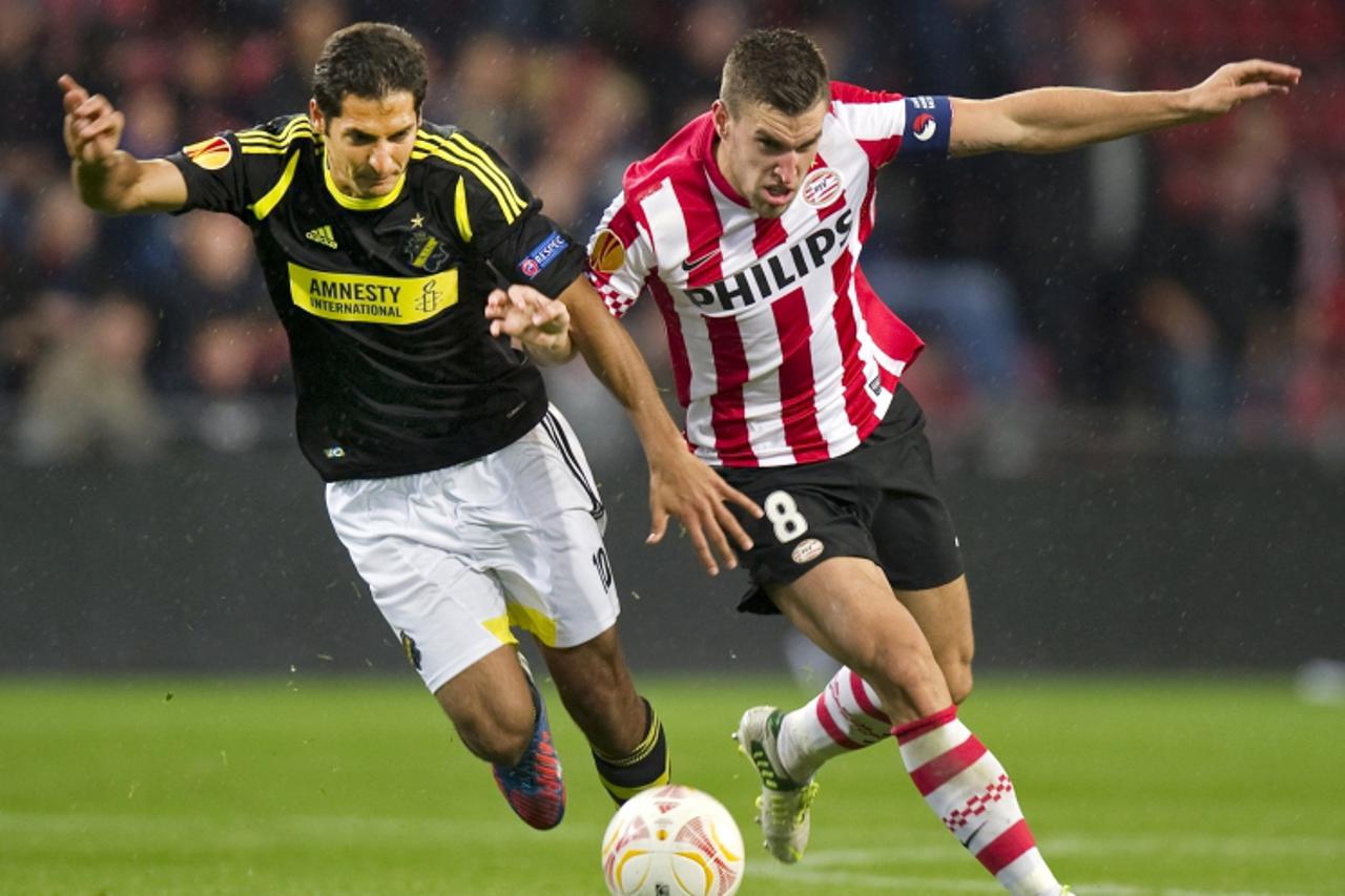 'PSV Eindhoven\'s Kevin Strootman (R) challenges AIK Solna\'s Celso Borges during their Europa League soccer match in Eindhoven October 25, 2012. REUTERS/Paul Vreeker/United Photos (NETHERLANDS - Tags
