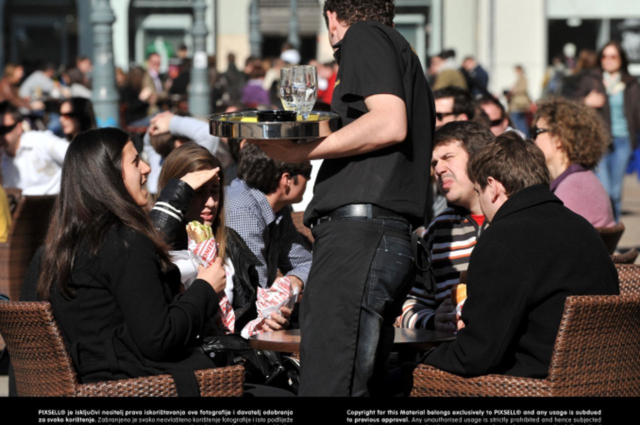 '25.02.2010., Zagreb - Sunce izmamilo gradjane na kavu u grad. Kafici su prepuni gostiju koji su odlucili popiti kavu ili pivo po suncanom danu.  Photo: Marko Lukunic/PIXSELL'