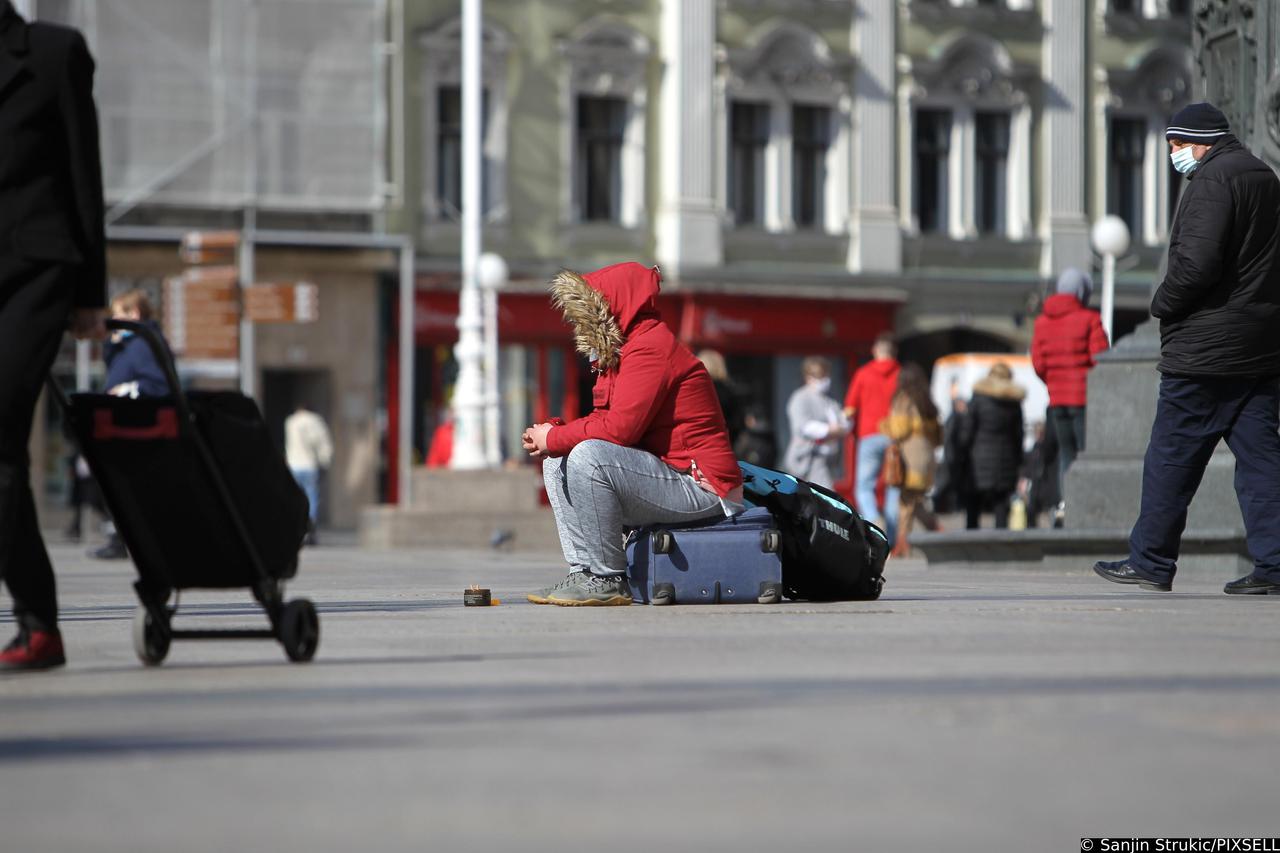Zagreb: Putni kofer poslužio je za odmor na Trgu bana Jelačića