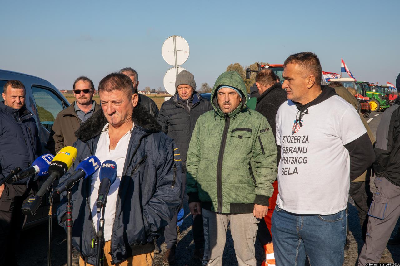 Prosvjednici i dalje blokiraju cestu kod Županje, poručili da ne žele na sastanak u Zagreb